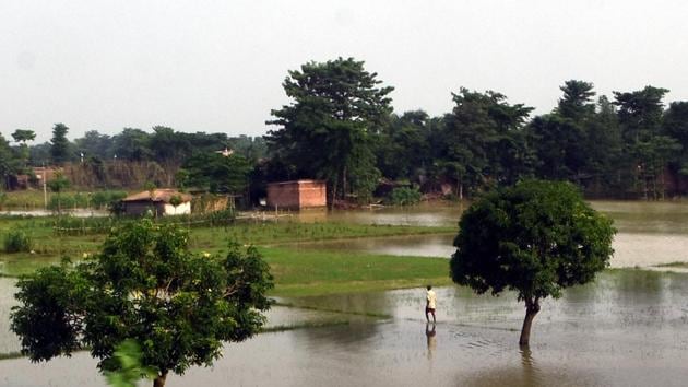 Flooded Burhi Gandak river in Muzzaffarpur. Floods are an almost annual phenomenon in Muzaffarpur, which lies in the way of five Himalayan rivers that come down from Nepal. This year it was the Burhi Gandak river that spilled out in parts of the district because of heavy rains in the neighbouring country. The floods were preceded by an AES outbreak that claimed 162 lives and sexual abuse of inmates at a shelter home. (Parwaz Khan / HT Photo) Flooded Burhi Gandak river in Muzzaffarpur. Floods are an almost annual phenomenon in Muzaffarpur, which lies in the way of five Himalayan rivers that come down from Nepal. This year it was the Burhi Gandak river that spilled out in parts of the district because of heavy rains in the neighbouring country. The floods were preceded by an AES outbreak that claimed 162 lives and sexual abuse of inmates at a shelter home. (Parwaz Khan / HT Photo)