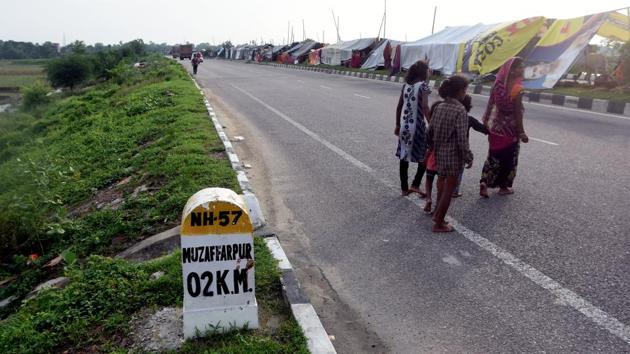 Flood-affected displaced families take shelter at a divider of National Highway (NH) 57. The floods this year affected around 4,00,000 people in 84 panchayats of nine out of the district’s 16 blocks. Thousands of people are camping in makeshifts tents along the national highways, uplands and top of embankments. (Parwaz Khan / HT Photo) Flood-affected displaced families take shelter at a divider of National Highway (NH) 57. The floods this year affected around 4,00,000 people in 84 panchayats of nine out of the district’s 16 blocks. Thousands of people are camping in makeshifts tents along the national highways, uplands and top of embankments. (Parwaz Khan / HT Photo)