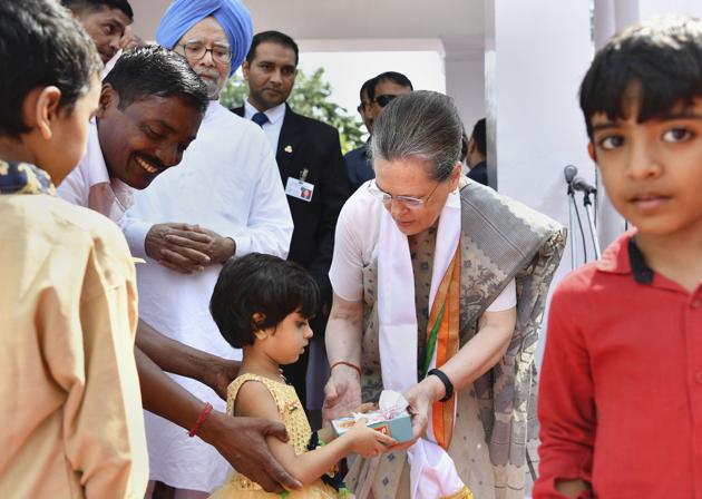 Congress party's interim president Sonia Gandhi offers sweets to a girl during 73rd Independence Day celebrations at AICC office, in New Delhi, Thursday, Aug 15, 2019.(PTI)