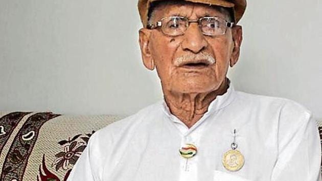 INA veteran Parmanand at his residence in Fazilpur Badli, Farrukhnagar in Haryana.(HT Photo)