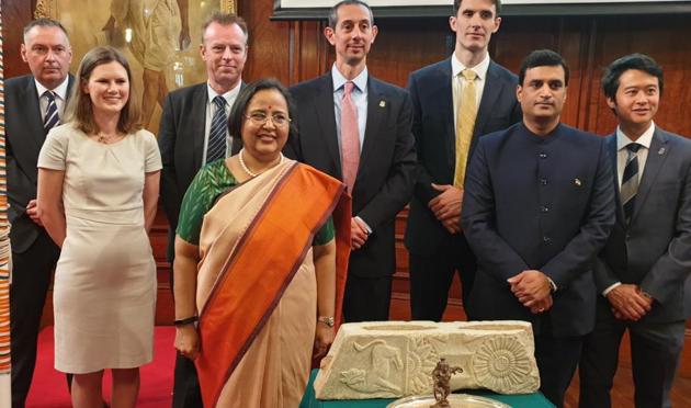 Indian high commissioner Ruchi Ghanshyam with US and UK officials who handed over two rare artefacts stolen from India.