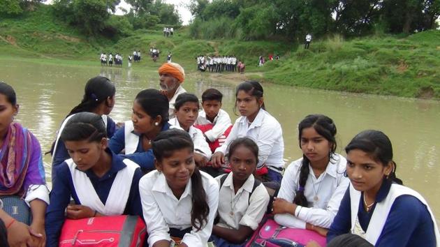 Students from Bihar undertake a boat journey every day across the Karmanasha river to reach their school in Uttar Pradesh. (HT Photo) Students from Bihar undertake a boat journey every day across the Karmanasha river to reach their school in Uttar Pradesh. (HT Photo)