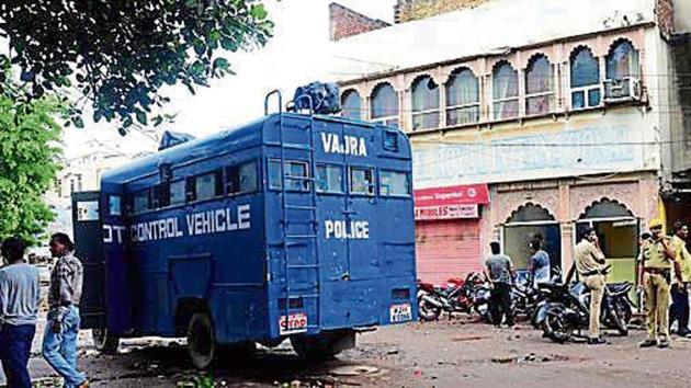 Police officials on duty outside shuttered shops after clashes in Eidgah locality in Jaiur on Wednesday. (Photo:Prabhakar Sharma/ HT Photo) Police officials on duty outside shuttered shops after clashes in Eidgah locality in Jaiur on Wednesday. (Photo:Prabhakar Sharma/ HT Photo)