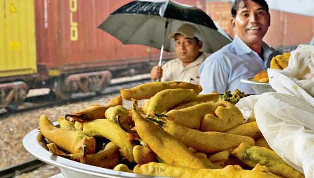 The stall selling green chilli pakoras is parked on platform 1 of Gurugram railway station, close to the main entrance.(HT Photo)