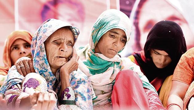 Anguri Begum (left), mother of Pehlu Khan, sitting on a dharna demanding justice in the case, in New Delhi on April 19, 2017.(Sonu Mehta/ HT archives)