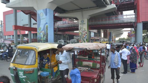 A view of the New Bus Adda Metro Station, in Ghaziabad. The GDA has taken up a plan to improve and construct pedestrian pathways at eight metro stations under the 9.4km metro network. (Sakib Ali / Hindustan Times)