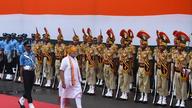 Prime Minister Narendra Modi inspects the guard of honour during the 73rd Independence Day celebrations at the historic Red Fort, in New Delhi, India, on Thursday, August 15, 2019.(Vipin Kumar/HT PHOTO)