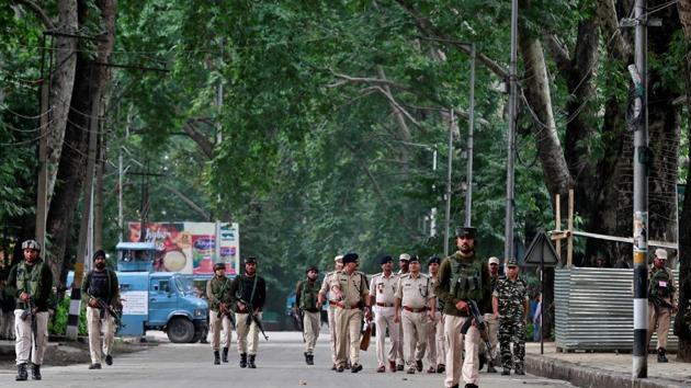 Security force personnel patrol a road during restrictions after the government scrapped the special constitutional status for Kashmir, in Srinagar August 15, 2019.(REUTERS) Security force personnel patrol a road during restrictions after the government scrapped the special constitutional status for Kashmir, in Srinagar August 15, 2019.(REUTERS)