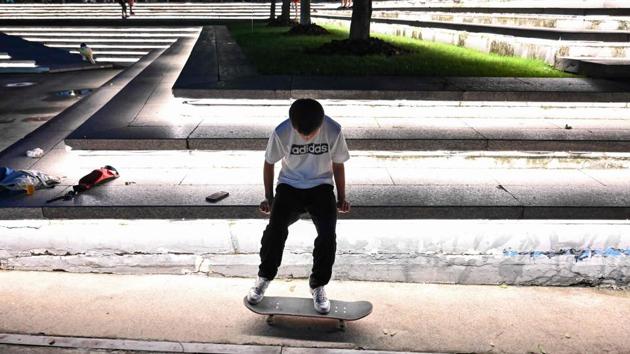 The places are frequently busy with small children -- themselves deprived of places to run free as Shanghai modernises and residential, office and retail blocks compete for space. “It happened this morning -- we had a small skateboarding activity in the skatepark but kids came and occupied the place,” said the 16-year-old Guan. (HECTOR RETAMAL / AFP)