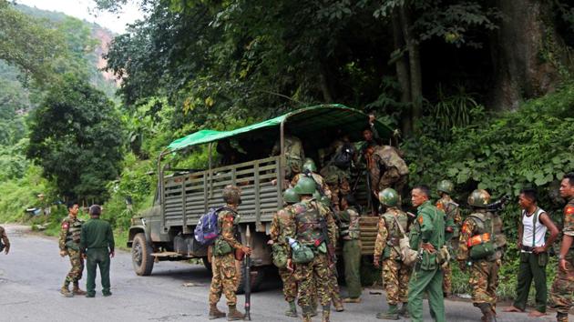 Myanmar army soldiers queue to climb into a vehicle after an insurgent attack on the Myanmar-China major trading route in Nawnghkio township, Shan state, Myanmar August 15, 2019. (REUTERS) Myanmar army soldiers queue to climb into a vehicle after an insurgent attack on the Myanmar-China major trading route in Nawnghkio township, Shan state, Myanmar August 15, 2019. (REUTERS)