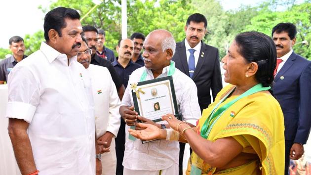 Tamil Nadu Chief Minister K. Palaniswami on Thursday presented special bravery award to an elderly couple from Tirunelveli district, who recently fought armed robbers with plastic chairs and slippers.(CMOTamil nadu/Twitter) Tamil Nadu Chief Minister K. Palaniswami on Thursday presented special bravery award to an elderly couple from Tirunelveli district, who recently fought armed robbers with plastic chairs and slippers.(CMOTamil nadu/Twitter)