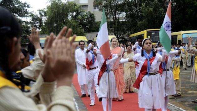Deputy consul general of Ireland Elison Reilly hoisted Flag at Abhinav college, Katraj, Ambegaon on Independence Day. (Ravindra Joshi/HT PHOTO) Deputy consul general of Ireland Elison Reilly hoisted Flag at Abhinav college, Katraj, Ambegaon on Independence Day. (Ravindra Joshi/HT PHOTO)