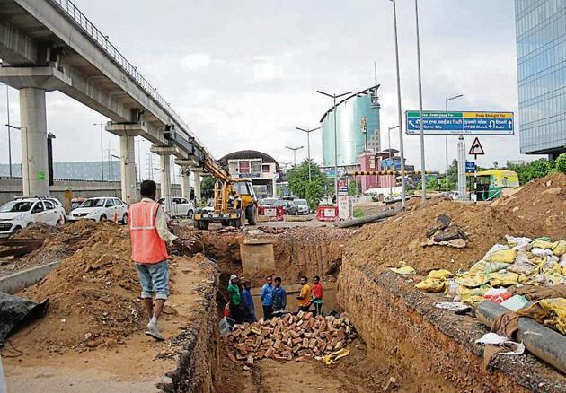 A JCB machine during the repair work of a massive cave-in that occurred outside the exit of the Shankar Chowk underpass, in Gurugram. (Photo by Yogendra Kumar/Hindustan Times) A JCB machine during the repair work of a massive cave-in that occurred outside the exit of the Shankar Chowk underpass, in Gurugram. (Photo by Yogendra Kumar/Hindustan Times)