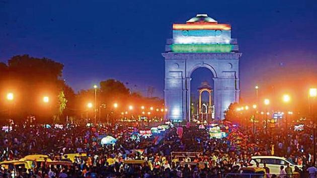 Police said nearly 1.25 lakh people visited India Gate lawns on I-Day evening.(HT Photo)