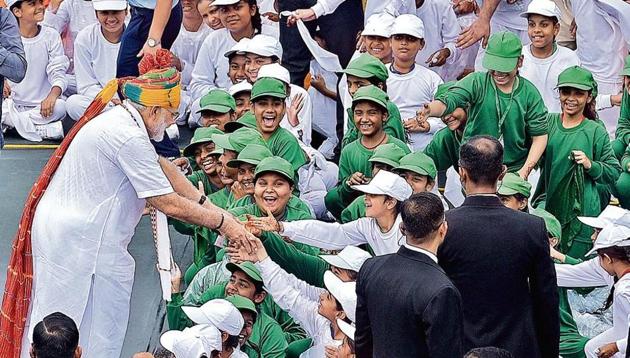 Prime Minister Narendra Modi greets school children after addressing the nation from the rampart of Red Fort during the 73rd Independence Day, in New Delhi, on Thursday, August 15, 2019.(Mohd Zakir / HT Photo)