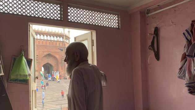 Ameer Dehlavi’s room in the Walled City looks straight out onto the iconic Jama Masjid mosque. (HT Photo) Ameer Dehlavi’s room in the Walled City looks straight out onto the iconic Jama Masjid mosque. (HT Photo)