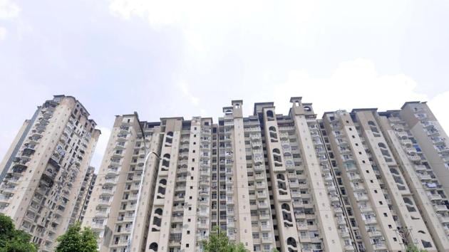 The Noida authority has prepared a roadmap to make way for registration of flats in realty firm Amrapali Group’s housing projects located in different sectors in the city.(Sunil Ghosh / Hindustan Times)