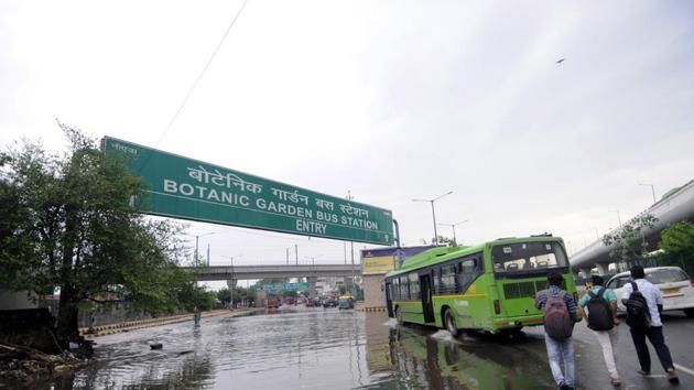 Waterlogging due to early morning rain, at Botanical Garden bus station, in Noida, India, on Thursday, August 15, 2019. (Sunil Ghosh / Hindustan Times) Waterlogging due to early morning rain, at Botanical Garden bus station, in Noida, India, on Thursday, August 15, 2019. (Sunil Ghosh / Hindustan Times)