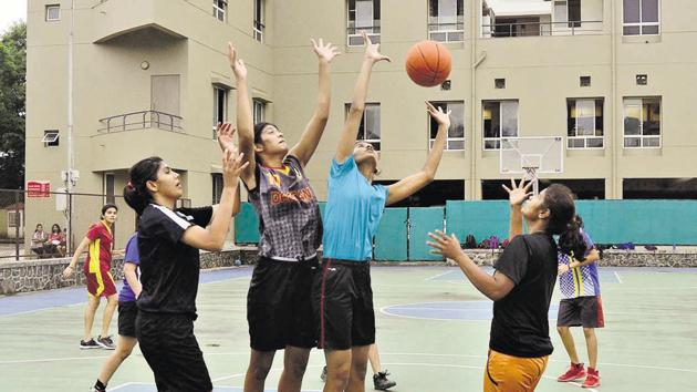 Under-18 Pune girls practising at Deccan Gymkhana ahead of the state competition.(Ravindra Joshi/HT PHOTO)