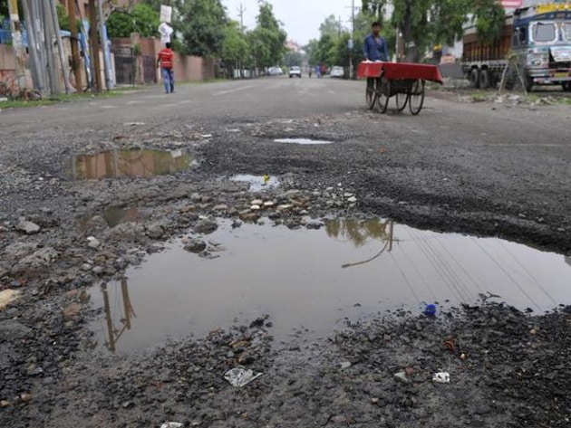 Data maintained by Delhi Traffic Police shows that in May, 52 complaints of traffic jams caused by potholes were reported on their helpline. In June, the number of complaints rose to 85 and in July it touched 109.(HT Photo)