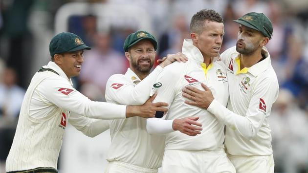 Australia's Peter Siddle, second right, celebrates with teammates.(AP)