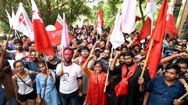 The students’ union had organised a mass poster-making and pasting drive on campus after the administration removed all posters and banners.(Amal KS/HT FILE PHOTO)
