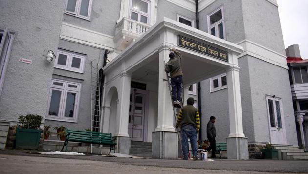 Workers white washing walls ahead of Himachal Pradesh Vidhan Sabha monsoon session which begins on August 19. (HT File) Workers white washing walls ahead of Himachal Pradesh Vidhan Sabha monsoon session which begins on August 19. (HT File)