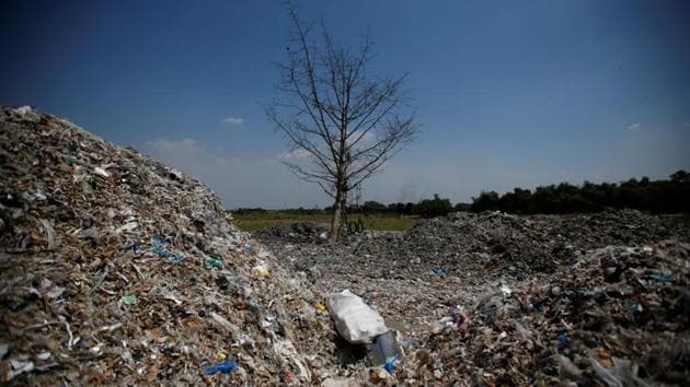 Indonesia has launched a plan to reduce marine plastic debris by 70% by 2025, pledging to spend $1 billion, but it is unclear how much progress has been made. The government is behind schedule for setting up waste-to-energy plants, while a plan to impose a levy on plastic bags is facing strong opposition from the plastic industry. (Willy Kurniawan / REUTERS) Indonesia has launched a plan to reduce marine plastic debris by 70% by 2025, pledging to spend $1 billion, but it is unclear how much progress has been made. The government is behind schedule for setting up waste-to-energy plants, while a plan to impose a levy on plastic bags is facing strong opposition from the plastic industry. (Willy Kurniawan / REUTERS)