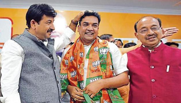 Former AAP MLA Kapil Mishra (centre) with Delhi BJP chief Manoj Tiwari and party MP Vijay Goel.(Sonu Mehta/HT PHOTO)