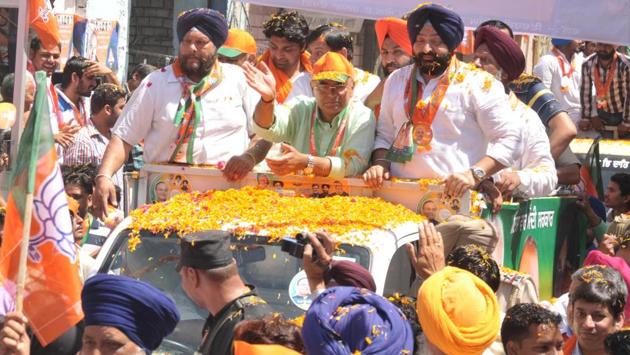 BJP Lok Sabha candidate Arun Jaitley during an election campaign road show in Amritsar in April 2014. While Jaitley failed to clinch the seat, he was one of the key strategists in the massive win the BJP witnessed in the general elections. (Sameer Sehgal / HT Archive)