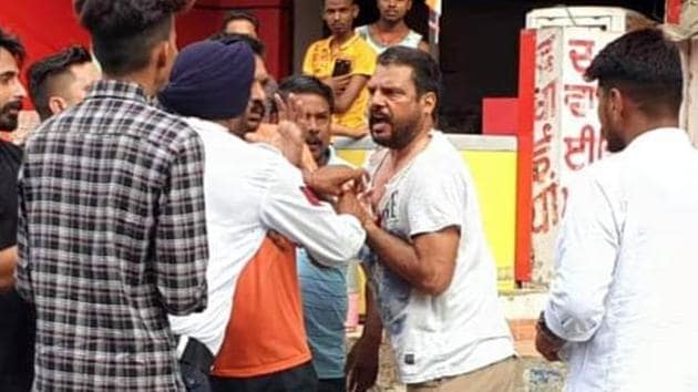A traffic Police man pushing AAP leader Navdeep Singh Jeeda during clash in Bathinda on Saturday.(Sanjeev Kumar/Hindustan Times photo) A traffic Police man pushing AAP leader Navdeep Singh Jeeda during clash in Bathinda on Saturday.(Sanjeev Kumar/Hindustan Times photo)