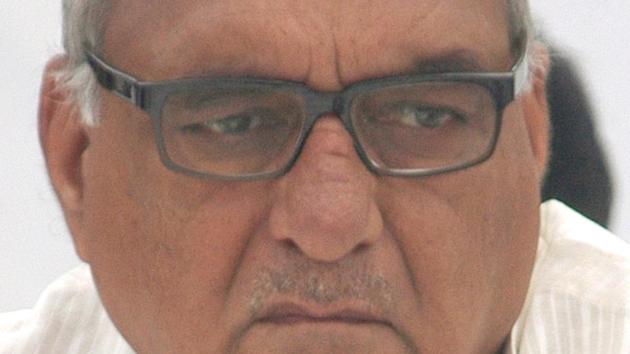Close aides of Hooda, who has denied meeting Sonia Gandhi, have been pressuring him to part ways with the Congress and decide his course of action. (HT Live) Close aides of Hooda, who has denied meeting Sonia Gandhi, have been pressuring him to part ways with the Congress and decide his course of action. (HT Live)