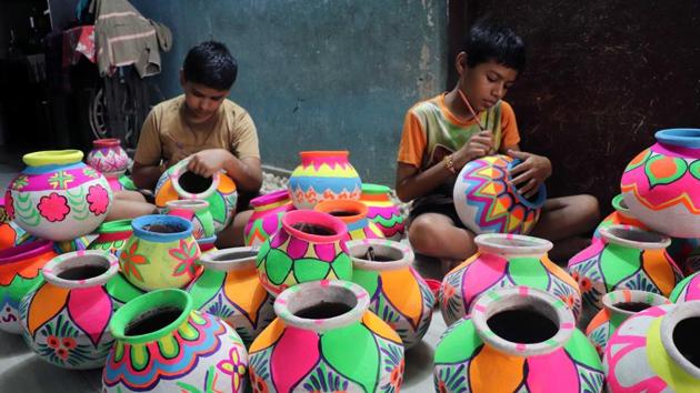 For the upcoming Dahi Handi festival, children colour pots in Kalyan, Maharashtra. (Rishikesh Choudhary / HT Photo) For the upcoming Dahi Handi festival, children colour pots in Kalyan, Maharashtra. (Rishikesh Choudhary / HT Photo)