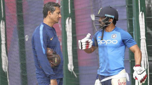 India's Kedar Jadhav, right, talks to batting coach Sanjay Bangar.(AP)