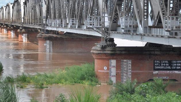 Water level of Sutlej river has been rising near Ladhowal in Ludhiana .(Gurpreet Singh)