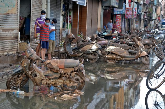 Damaged vehicle seen after flood waters recede in Sangli. (HT/PHOTO) Damaged vehicle seen after flood waters recede in Sangli. (HT/PHOTO)