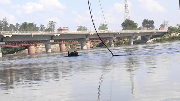 A warning was issued after the water level of Yamuna crossed the danger mark at 4pm on Sunday.(HT Photo)