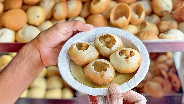 The paani wale golgappas of Radhe Radhe chaat stall in South Extension II remain hugely popular among long time patrons and new customers.(HT Photo)