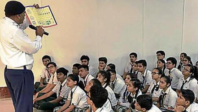 A traffic policeman gives suggestions to ensure safety on the road. (HT) A traffic policeman gives suggestions to ensure safety on the road. (HT)