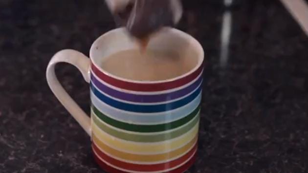 The video shows a close-up of the man’s tea-making style. (Screengrab) (Twitter/Holly Harley) The video shows a close-up of the man’s tea-making style. (Screengrab) (Twitter/Holly Harley)