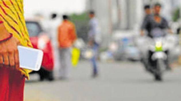 Wife of the Solicitor General of India Tushar Mehta fell victim to mobile phone snatchers in central Delhi’s Mandi House on Sunday night, said police. (Burhaan Kinu / Hindustan Times (Representative image)) Wife of the Solicitor General of India Tushar Mehta fell victim to mobile phone snatchers in central Delhi’s Mandi House on Sunday night, said police. (Burhaan Kinu / Hindustan Times (Representative image))