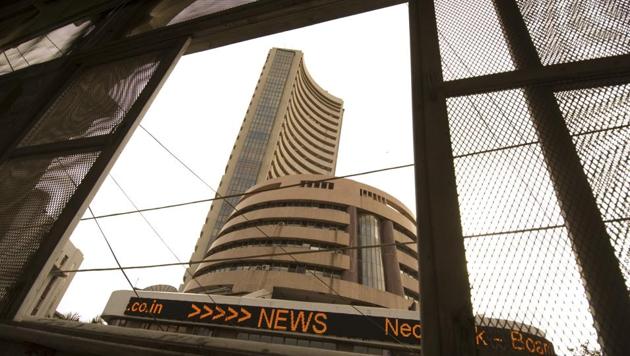 Domestic equity benchmark BSE Sensex rose over 200 points in early trade on Monday tracking gains in index heavyweights RIL, ICICI Bank and Infosys amid positive global cues.(Hindustan Times Media)