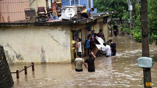 People try to save their belongings from the flooded Beas river in Mandi. Officials said as many as 887 roads, including 13 national highways, across the state are blocked fully or partially due to landslides. Traffic on Chandigarh-Manali national highway was blocked near Bilaspur town, leaving hundreds of commuters stranded. Traffic from Mandi to Kullu has been diverted through Kataula-Bajaura road as the highway along the swollen Beas river remained submerged. (Birbal Sharma / HT Photo) People try to save their belongings from the flooded Beas river in Mandi. Officials said as many as 887 roads, including 13 national highways, across the state are blocked fully or partially due to landslides. Traffic on Chandigarh-Manali national highway was blocked near Bilaspur town, leaving hundreds of commuters stranded. Traffic from Mandi to Kullu has been diverted through Kataula-Bajaura road as the highway along the swollen Beas river remained submerged. (Birbal Sharma / HT Photo)
