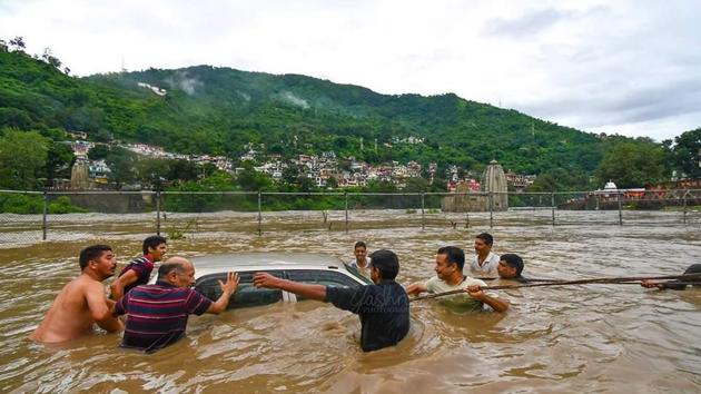 People push a submerged car in the flood waters of the Beas river in Mandi. As of August 15, a total of 1,058 persons have died due to rain-related incidents during the monsoon season that started on June 1 with one-fourth of the deaths reported from Maharashtra. (Birbal Sharma / HT Photo) People push a submerged car in the flood waters of the Beas river in Mandi. As of August 15, a total of 1,058 persons have died due to rain-related incidents during the monsoon season that started on June 1 with one-fourth of the deaths reported from Maharashtra. (Birbal Sharma / HT Photo)