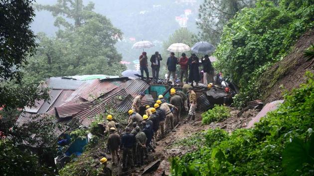 Landslides due to incessant rains have disrupted vehicular traffic and caused damage in Himachal Pradesh.(Deepak Sansta / HT Photo)