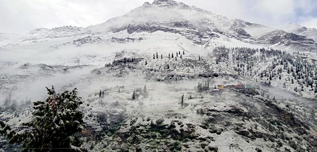 Hundreds of tourists were also left stranded in Himachal Pradesh’s tribal Lahaul and Spiti district after a freak snowfall on Sunday cut off roads in the region, officials said. They said rescuers were on their way to Chandratal situated at an altitude of about 4,300metres or 14,100ft in the Himalayas. (ANI) Hundreds of tourists were also left stranded in Himachal Pradesh’s tribal Lahaul and Spiti district after a freak snowfall on Sunday cut off roads in the region, officials said. They said rescuers were on their way to Chandratal situated at an altitude of about 4,300metres or 14,100ft in the Himalayas. (ANI)