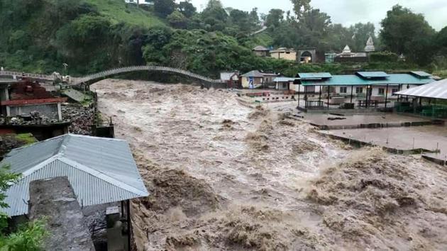 The level of Baner Khad river has risen and reached the nearby residential area at Chamunda in Kangra district, Himachal Pradesh.(HT Photo)