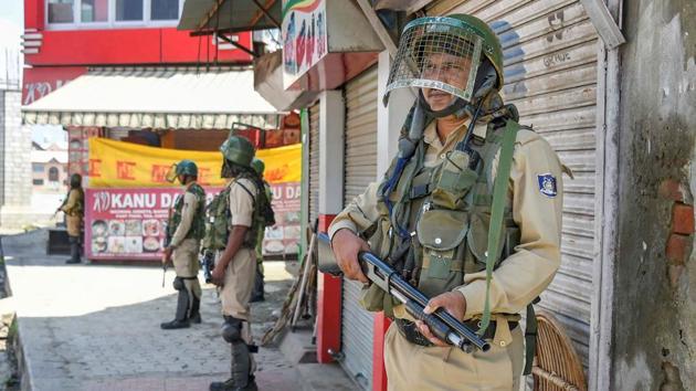 Security personnel stand guard at a check point during restrictions in Srinagar, Sunday, Aug 18, 2019.(PTI)
