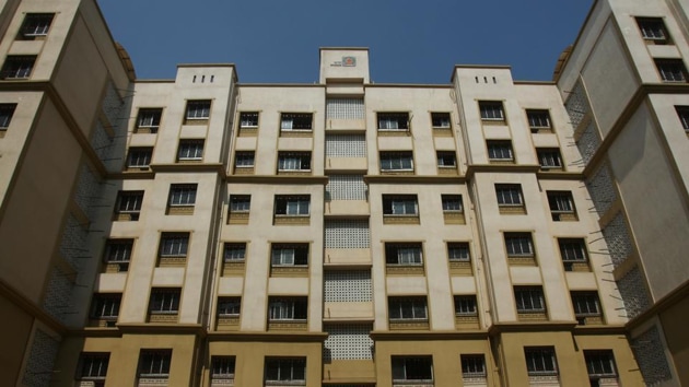 As per the current law, Mhada can forcibly acquire cessed buildings by paying an amount 100 times of the monthly rent collected by the landlord from tenants.(HT image)