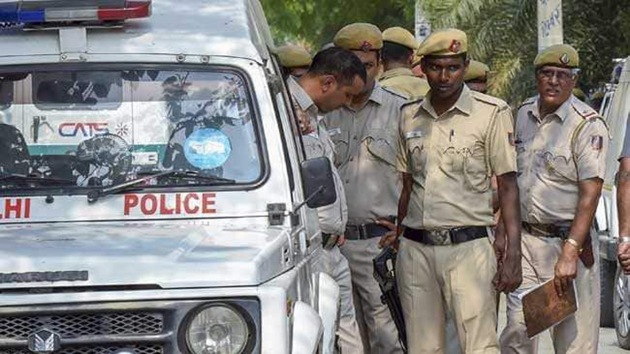 The events leading to the crime began around 10 pm on Thursday when a 63-year-old man went out to the local market in Laxmi Nagar to buy bread. (HT image) The events leading to the crime began around 10 pm on Thursday when a 63-year-old man went out to the local market in Laxmi Nagar to buy bread. (HT image)